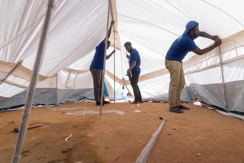 移民组织向可及地区提供住所、饮用水以及其他重要的基本服务。